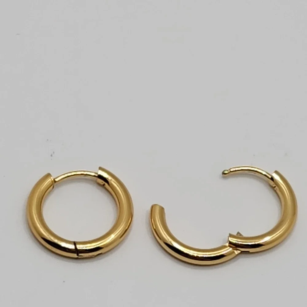 Dainty Gold Hoop Earrings Hypoallergenic Hinged Click Minimalist 15mm Clean Girl